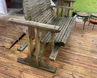 H19 - $75. Outdoor Porch Swing. 