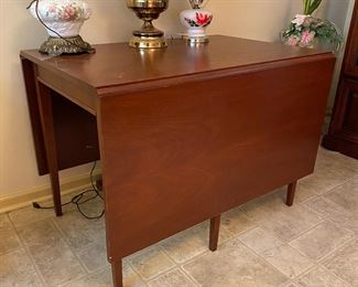 H81 - $50. Solid Wood Drop Leaf Table (needs a leg repaired that would hold up the leaf)