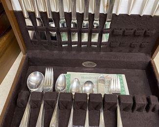 H107 - $125 rogers Daffodil service for 8