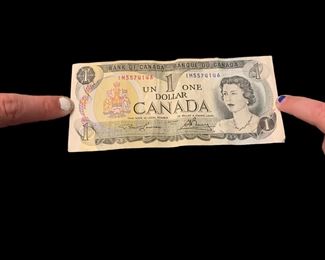 C14 - $8 - set of 8 Canadian $1 bills. 