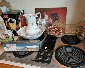 More kitchen items: Rooster cutting board, carving knife, cookie cutters, (items sold separately)