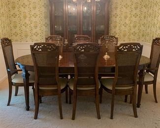 Gorgeous Thomasville table with two leaves and 8 immaculate chairs.