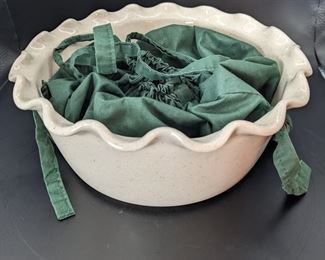 Pottery bread warmer