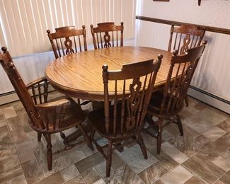 Dinaire Table with 2 leaves and 6 chairs (2 captain chairs and 4 regular chairs)