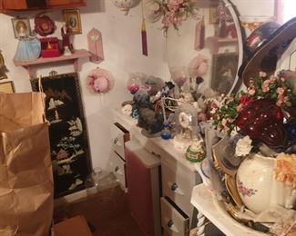 cosmetic desk with mirror