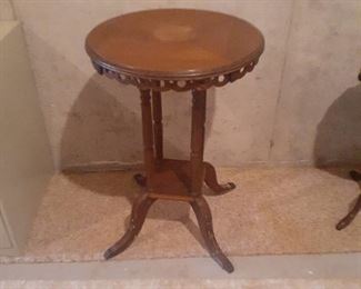 Table. 27 x 18 diameter. Located in basement  (has walkout)