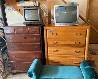 
Chest of Drawers, very sturdy
Nice upholstered bench