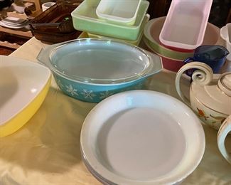 So many pieces of Pyrex!