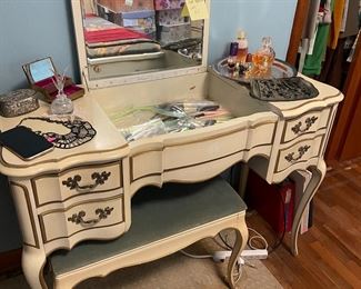 French Provincial 1960’s vanity w/bench 