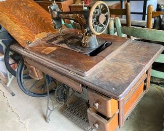 Singer • Antique • Treadle • Sewing Machine • $195 (needs restoration)