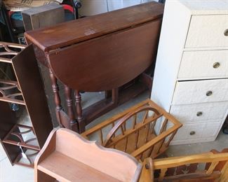 Drop leaf, gate leg table