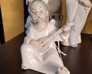 Lladro Black Legacy Glossy Angel Boy Playing Mandolin / Lute
