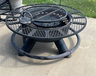 Like new Grill/Fire Pit