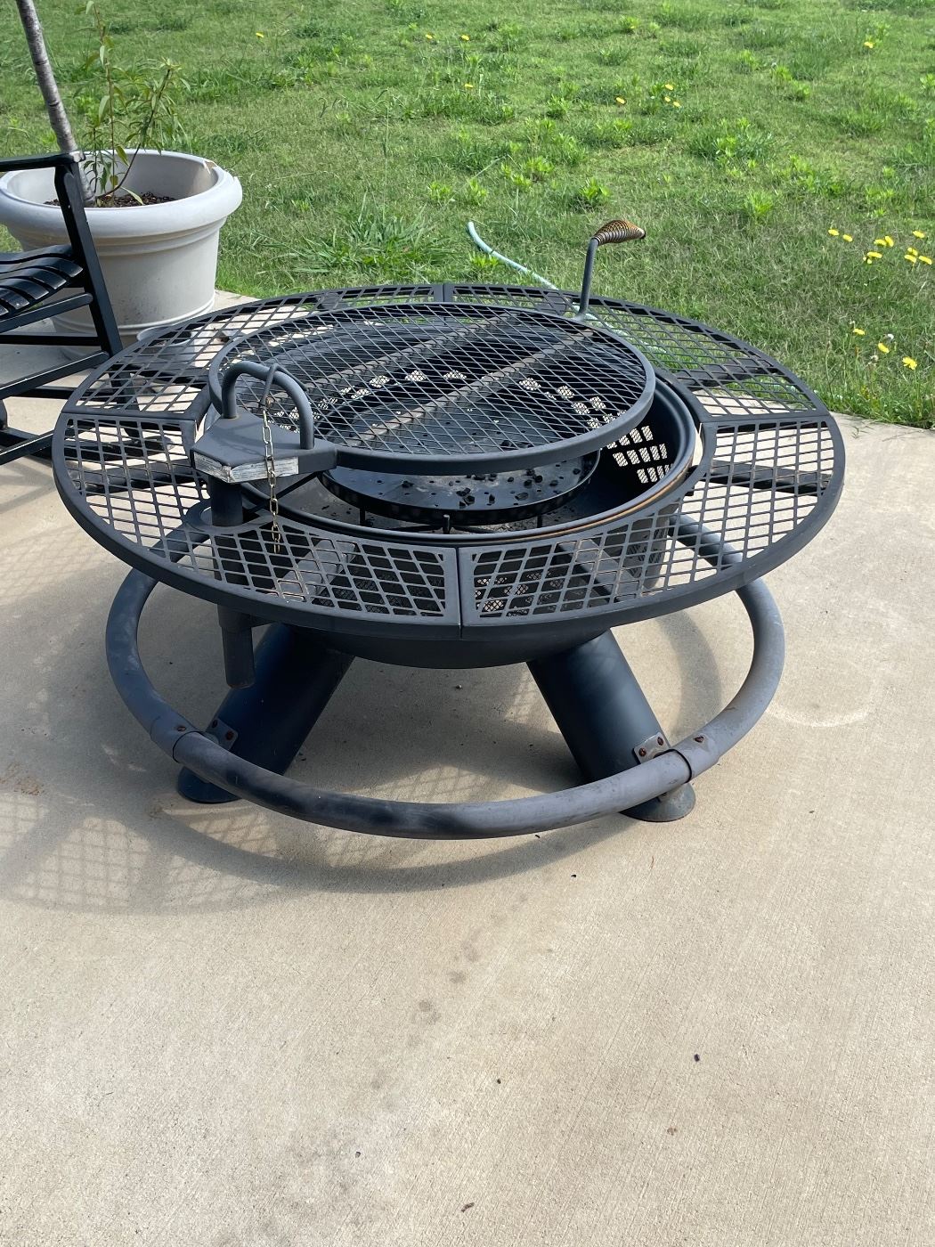 Like new Grill/Fire Pit