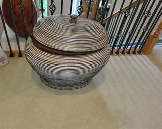 LARGE COVERED BASKET