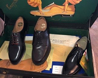 Almost mint condition Knapp Shoes-man traveling sample suitcase.