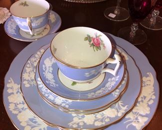 Spode England Maritime China.
8 place setting 5 PCs cup/saucer bread/butter, salad plate, dinner plate. Incudes an oblong vegetable dish.
$795.00