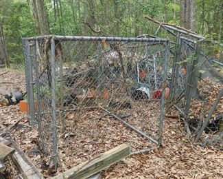 Chain link dog kennel