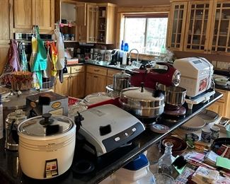 Lots of kitchenware, glassware 