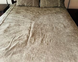 $48 QUEEN SIZE DUVET AND PILLOWS