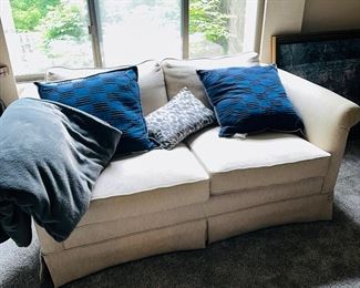 $20
CREAM NEWTON FURNITURE LOVE-SEAT
(HAS SOME STAINS)
62”L x 36”D x 29”H