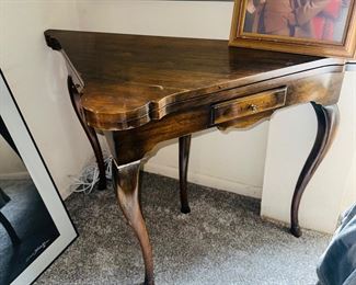 $15
TRIANGULAR GAME TABLE WITH DRAWERS
(UNFOLDS TO FULL TABLE / HAS CRACKED LEG)