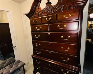 $200
PENNSYLVANIA HOUSE QUEEN ANNE CHERRY WOOD HIGHBOY CHEST
(2 PIECES)
42”W x 19”D x 81”H