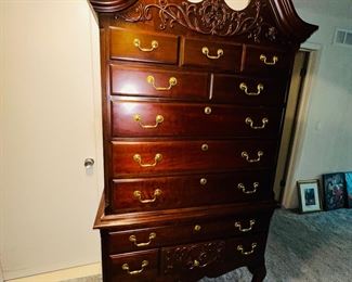 $200
PENNSYLVANIA HOUSE QUEEN ANNE CHERRY WOOD HIGHBOY CHEST
(2 PIECES)
42”W x 19”D x 81”H