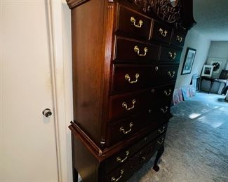 $200
PENNSYLVANIA HOUSE QUEEN ANNE CHERRY WOOD HIGHBOY CHEST
(2 PIECES)
42”W x 19”D x 81”H