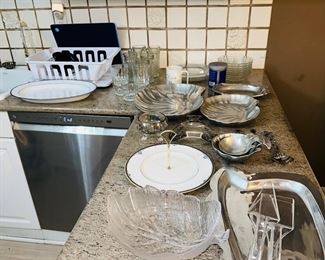 KITCHENWARE / SERVING METAL BOWLS / TRAYS / PLATES AND DISHES