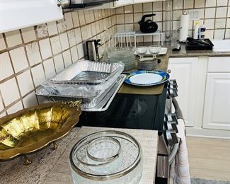 KITCHENWARE / SERVING METAL BOWLS / TRAYS / PLATES AND DISHES