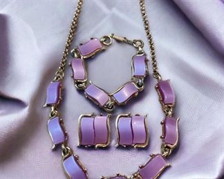 Thermoset Parure Unsigned