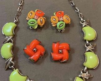 Unsigned Lime Green Thermoset Necklace