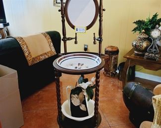 Decor Vintage Sink with Pitcher