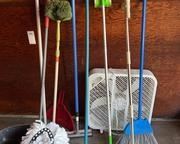 wcleaning supplies and cleaning brushes3461 t