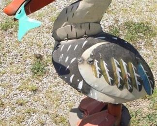 7068 - Metal Pelican with Fish 30" all
