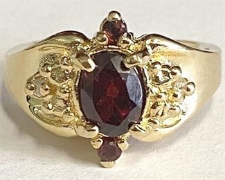 37w - Gold-tone Costume Ring Sz 4
