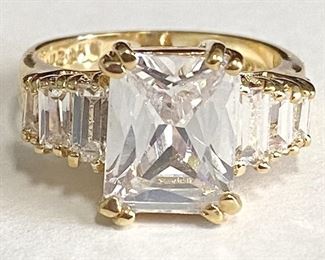 38w - Gold-tone Costume Ring Sz 6
