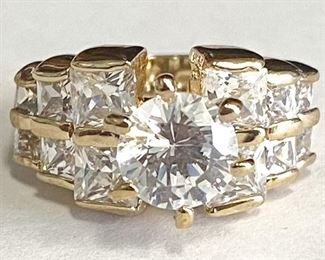 39w - Gold-tone Costume Ring Sz 4
