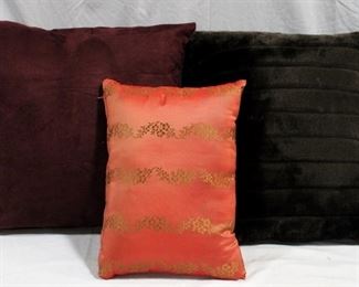 6270 - Group of Pillows
