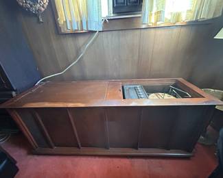 1970 Magnavox AM/FM, turntable console. Tested/Working