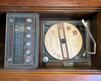 1970 Magnavox AM/FM, turntable console. Tested/Working