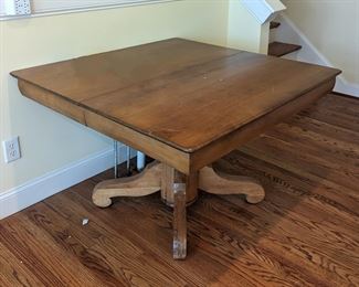 Extendable dining table