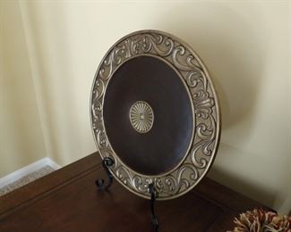 Metal plate decor with stand