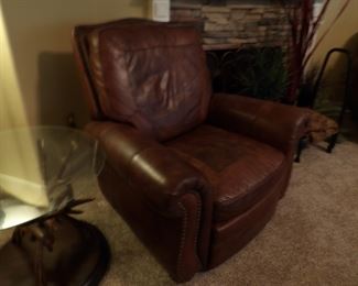 Plataforma Star Furniture leather recliner