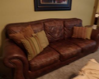 Plataforma Star Furniture leather couch