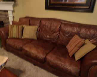 Plataforma Star Furniture leather couch