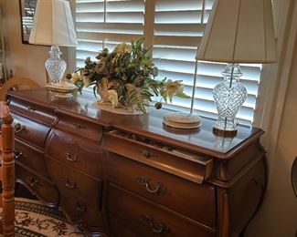 Oversized Bombe chest