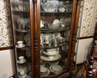 Gorgeous China cabinet, excellent condition 