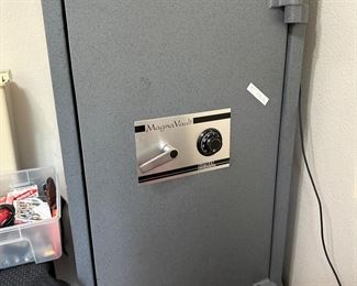 Large floor safe- Hartman valt